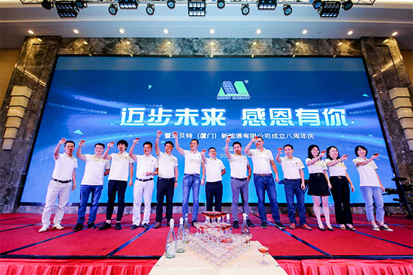 举杯.jpg 举杯.jpg