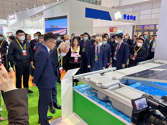 领导参观今年会展位