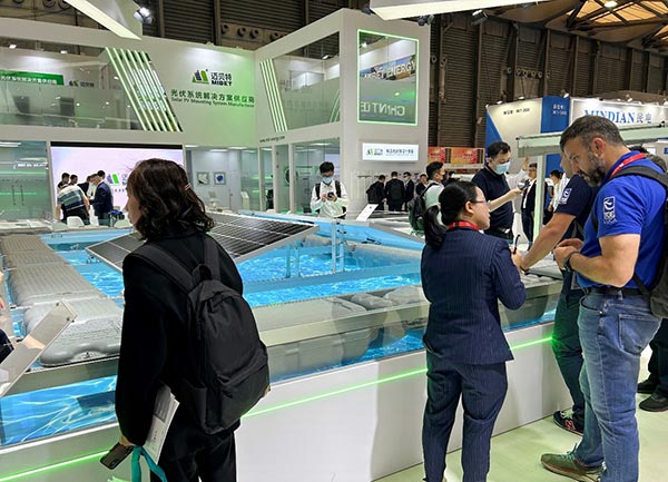 外国客人了解今年会水上光伏产品