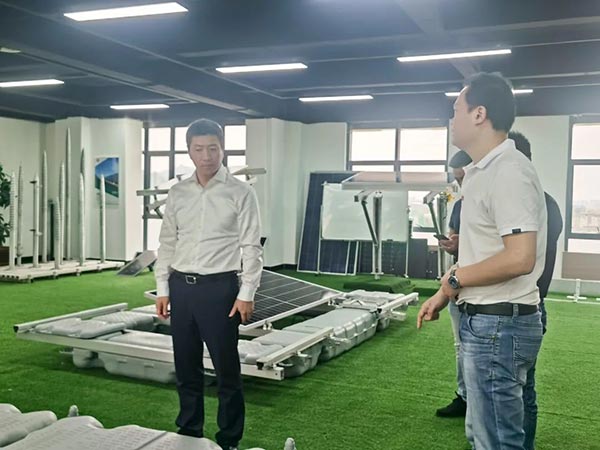 美区领导参观今年会光伏产品展厅