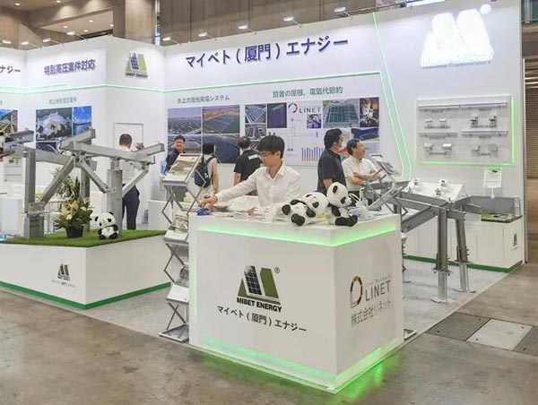 用户在今年会展位参观了解产品-3