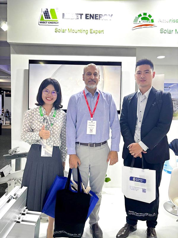 南非展今年会员工与客户合照