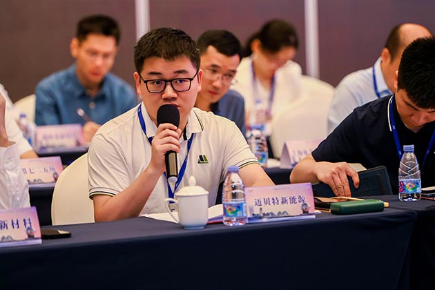 今年会研发设计中心技术总监林建北与行业人员探讨