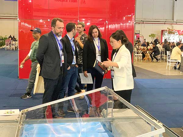 参观者了解今年会的漂浮系统