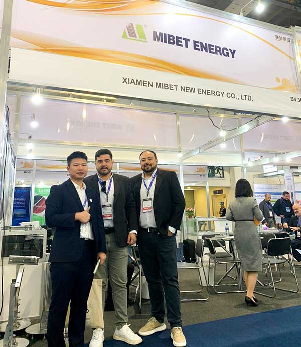 今年会员工跟参观者合照